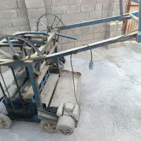 یک دستگاه بلوک زنی و یک عدد میکسر