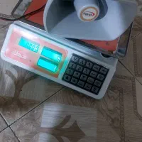 ترازو و بلندگوی میوه فروشی