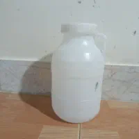 تعداد زیادی دبه و سطل