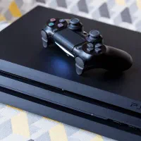 ps4 pro 1t همراه بازی و کیف نگهداری اشانتیون