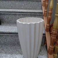 ۲عدد گلدان سفید وسیاه