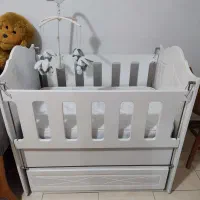 تخت کودک کنار مادر و گهواره‌ای