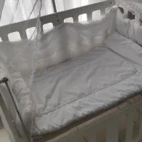 تخت و گهواره کنار مادر