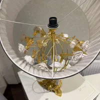 آواژور روی میزی