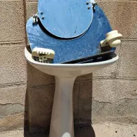 روشویی ایستاده در حد با آینه