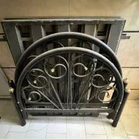 دو عدد تخت فلزی به همراه کفی