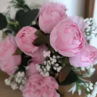 گل پیونی و یک جفت شمعدان