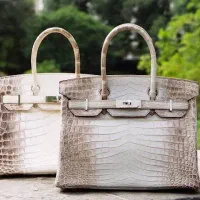 کار در فروشگاه چرمی