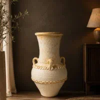 فروشه کوزه سفالی پتینه شده