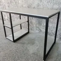 میز کار ناخن و کامپیوتر