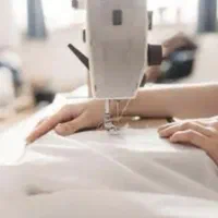 چرخکار راسته دوز خانم مسلط به چرخ دو پایه نیمه وقت