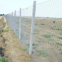 فنس . پایه فنس. فنس کشی. ایستاده کردن باغ انگور