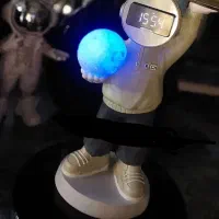 مجسمه  ادم فضایی  اسپیکر و اباژور   شب خواب