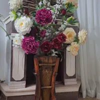 گل خارجی همراه با گلدان