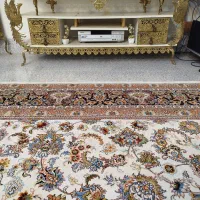 یک عدد ساعت ایستاده ویک عددزیر تلویزیون