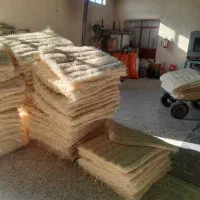 کارگر برای کارخانه پوشال