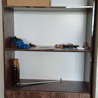 میز و کتابخانه