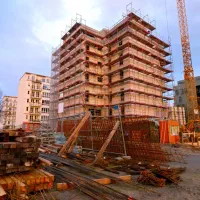 ساختمان-نیمه-کاره-دیوار-چینی-شده-قرق-گلها-یک
