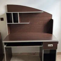 میز تحریر با کتابخانه