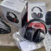 سه عدد گوشی و کفش ایمنی