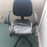 صندلی اداری و کامپیوتر چرخدار