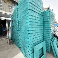 قطعات کولرآبی در کف سینی جلو ستون فن دینام