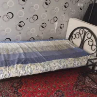 تختخواب تکنفره فلزی با میز تمیز . سالم7500ملیون