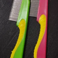 شانه دسته دار دندانه فلزی دشمن شپش