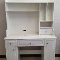 میز کامپیوتر به همراه کتابخانه و دکوری بالا