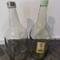 دوتا بطری شیشه ای بزرگ