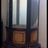 ویترین  دوطبقه اینه وچراغ داره قسمت پایین جادار