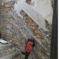 کارگر ، انجام کار تخریب داخلی ساختمان انجام میدهیم