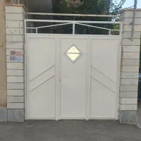 واحد تک خوابه با حیاط ماشین رو  ورودی جدا