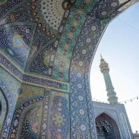 بر خیابان - نزدیک حرم - اداری- مسکونی