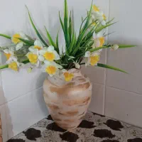 گلدان سفالی به همراه گل