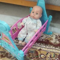 تخت و عروسک