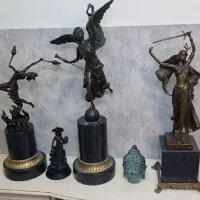 مجسمه برنزی زن آتش باز
