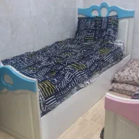 دو‌عدد تخت نوجوان و‌کمد لباس تمیز و سالم