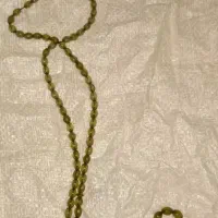 تسبیح عناب کنده کاری شده‌و شاه مقصود و تنده زیتون