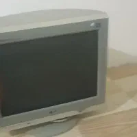 کامپیوتر و میز