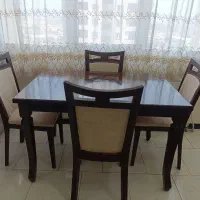 میز و صندلی ناهارخوری و گلیم فرش و ساعت برنز