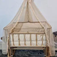تخت کنار مادر گهواره شو