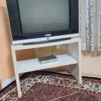 تلوزیون همراه میز و دستگاه دیجیتال