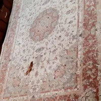 چند فرش و قالیچه و پادری دارای سوختگی