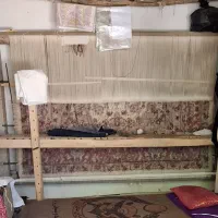 فرش ۹ متری با دستگاه چوبی نخ ها به فروش میرسد.
