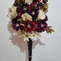 گلدان شیشه ای ودسته گل مصنوعی