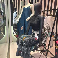 فروشنده خانم برای بوتیک زنانه