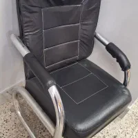 دو عدد صندلی انتظار و یک میز