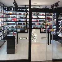 فروشنده خانم عطر و لوازم آرایشی ،پوستی