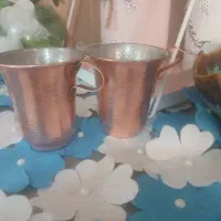 دوتا لیوان مسی و وسایل سرویس بهداشتی